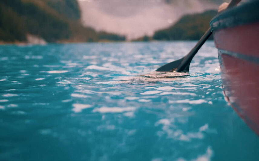 A paddle paddling the waters of Moraine Lake